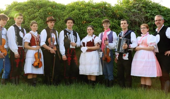 LH Kamarádzi (primášom je Závodčan) spojila folklórne skupiny zo Záhoria na projekte pre zachovanie hudobného dedičstva